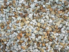 composition de gravillons beige et blanc
