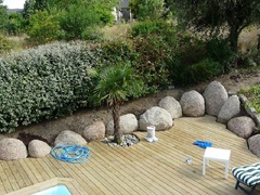 enrochement contour piscine bloc rond granit naturel