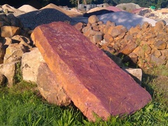 menhir schiste rouge