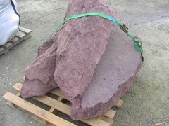petit menhir schiste rouge